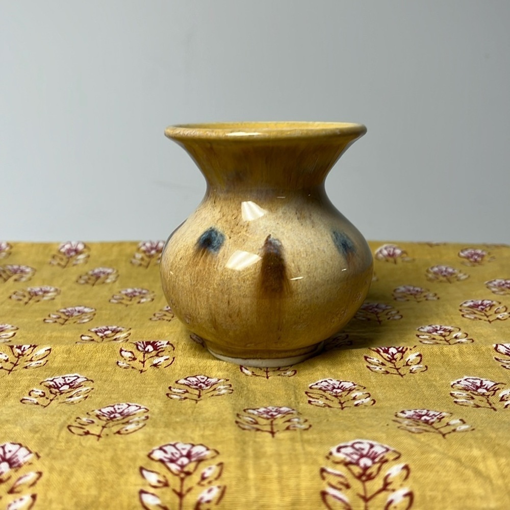 VINTAGE MINI POTTERY VASE
